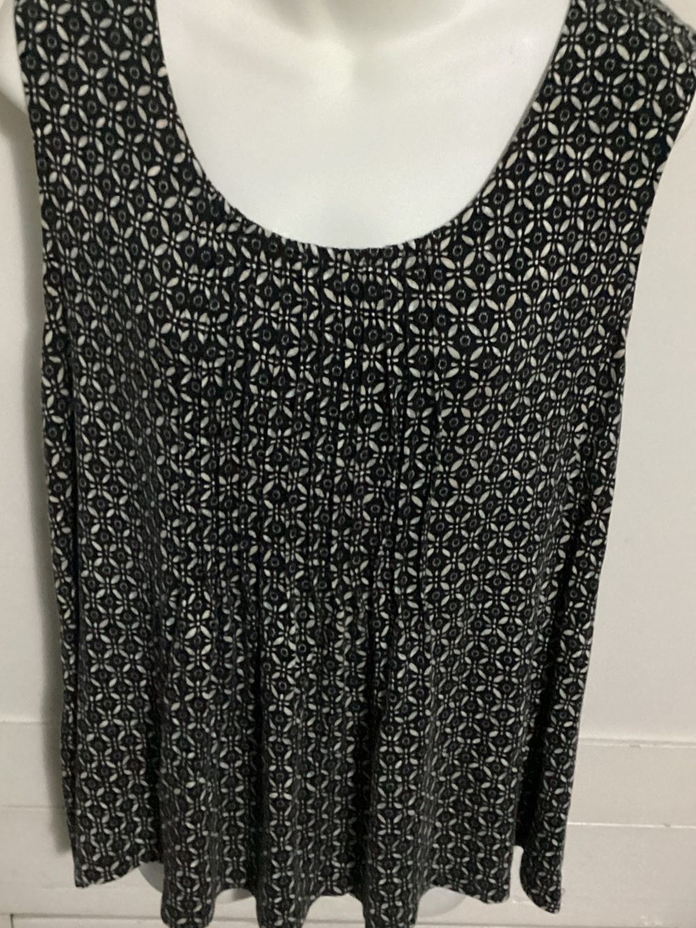 croft & barrow Black and grey Geometric Sleeveless Tank size XL